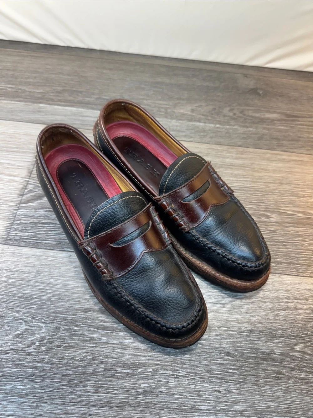 Men's Two-Tone Black and Brown Leather Penny Loafers size 8.5 (j268)